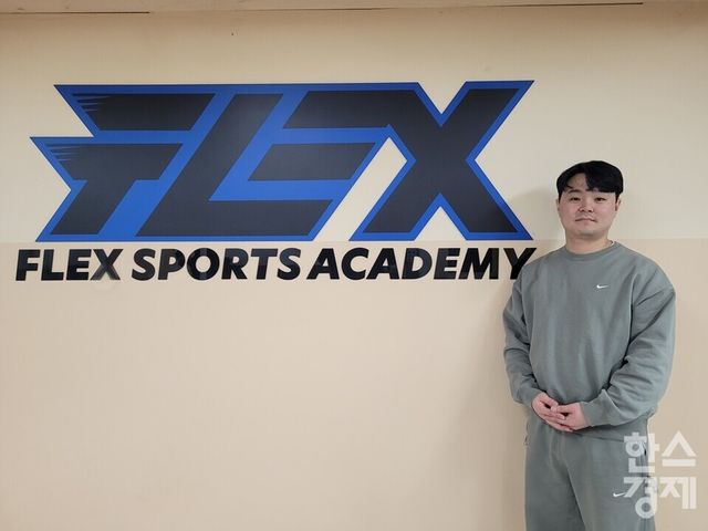 김현진 플렉스스포츠 대표가 지난달 23일 광명 사옥에서 본지와 인터뷰한 후 촬영에 응하고 있다. /신희재 기자