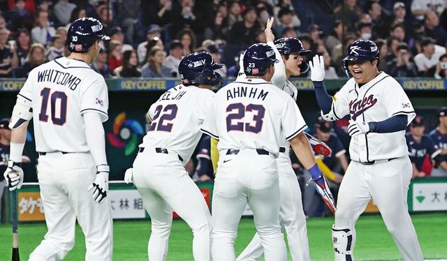한국 선수단이 1회 문보경의 만루홈런 직후 홈플레이트에 모여 기뻐하고 있다. /연합뉴스