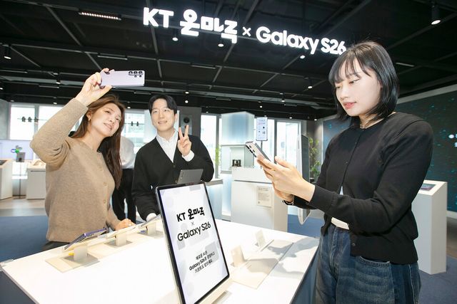 KT가 6일부터 전국 매장과 공식 온라인몰 KT닷컴에서 갤럭시 S26 시리즈 사전개통을 시작했다./KT