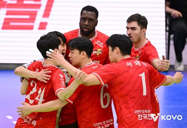 한국전력 선수단이 득점 성공 후 모여 기뻐하고 있다. /한국배구연맹 제공