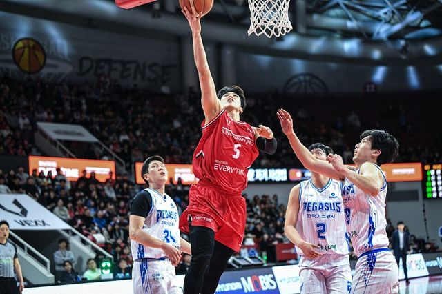 변준형이 레이업을 시도하고 있다. /KBL 제공