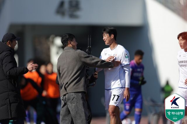 김지현(오른쪽)이 이정효 감독과 기뻐하고 있다. /한국프로축구연맹 제공