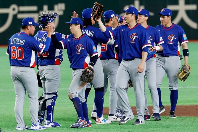 대만 선수단이 체코전 승리 후 하이파이브하고 있다. /연합뉴스