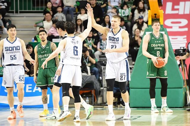 이정현(왼쪽)과 이기디우스가 하이파이브하고 있다. /KBL 제공