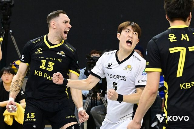 비예나(왼쪽)가 포효하고 있다. /한국배구연맹 제공