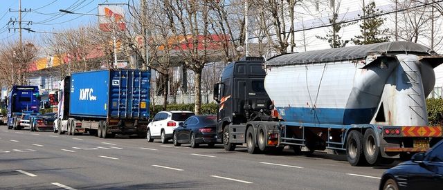 저렴한 주유소 찾는 차량 행렬. 사진/연합뉴스