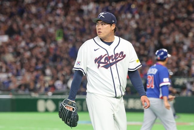 류현진이 대만전 아쉬운 표정으로 마운드를 내려오고 있다. /연합뉴스