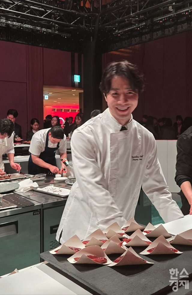 손종원 셰프가 5일 열린 미쉐린 가이드 서울&부산 2026에서 환한 미소를 짓고 있다. /박종민 기자