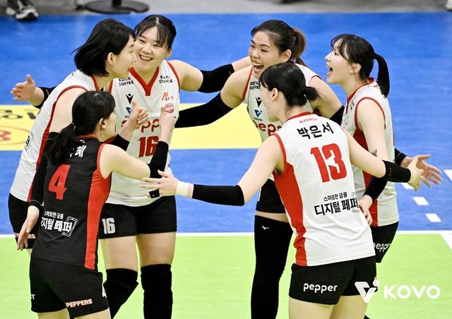 페퍼저축은행 선수단이 득점 성공 후 모여 기뻐하고 있다. /한국배구연맹 제공