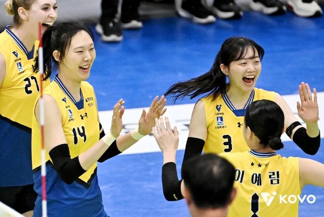 양효진(왼쪽)과 김다인이 득점 성공 후 기뻐하고 있다. /한국배구연맹 제공