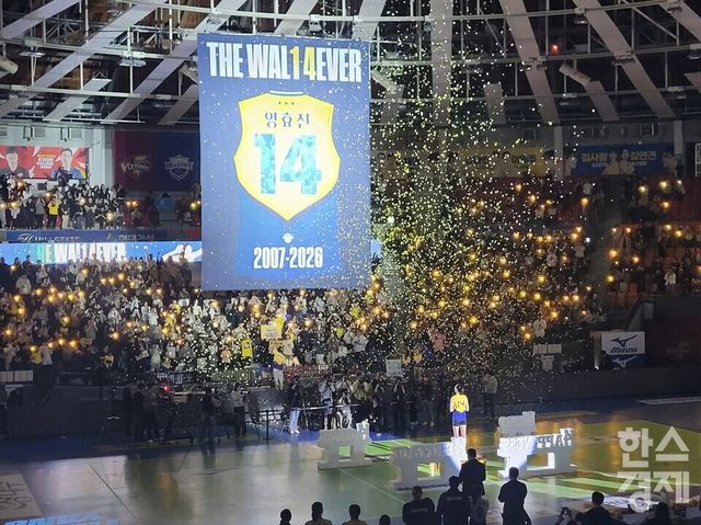 코트 중앙에 선 양효진이 은퇴식 도중 공개된 대형 현수막을 바라보고 있다. /신희재 기자