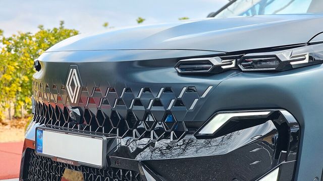 르노 '필랑트&nbsp;하이브리드 E-Tech' 아이코닉 트림의 전면./곽호준 기자&nbsp;