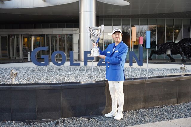 이성훈이 우승트로피를 들고 기념사진을 촬영하고 있다. /골프존 제공