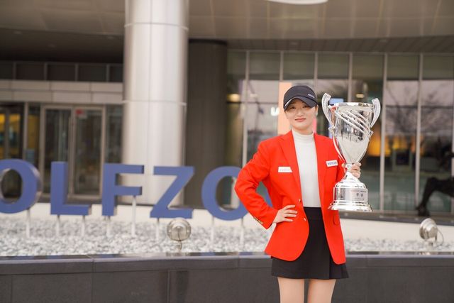 이진경이 우승트로피를 들고 기념사진을 촬영하고 있다. /골프존 제공