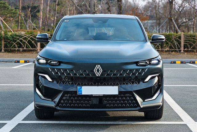 르노 '필랑트&nbsp;하이브리드 E-Tech' 아이코닉(새틴 포레스트 블랙 컬러) 트림의 전면./곽호준 기자&nbsp;