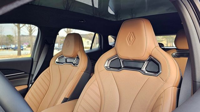 르노 '필랑트&nbsp;하이브리드 E-Tech' 아이코닉 트림의 '퍼스트 클래스 라운지 시트'./곽호준 기자&nbsp;