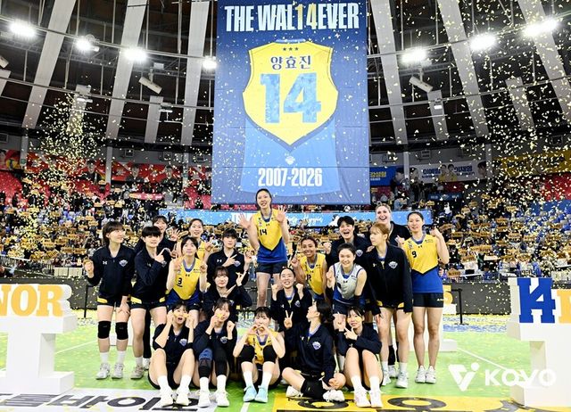 양효진(가운데)이 현대건설 선수들과 기념 촬영하고 있다. /한국배구연맹 제공