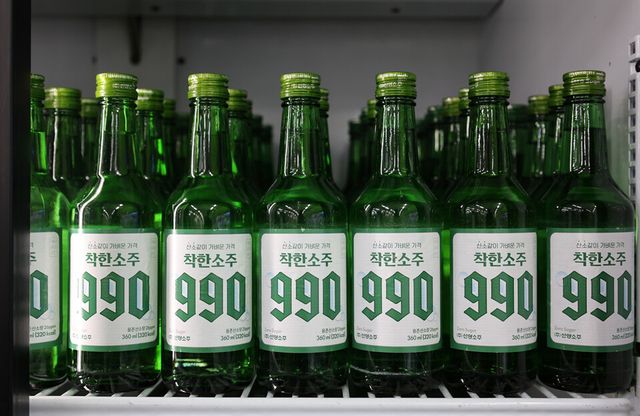 동네 슈퍼마켓에 진열된 '착한소주 990'./선양소주 제공.