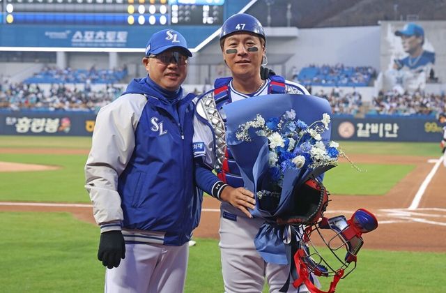 박진만(왼쪽) 감독이 강민호의 개인 통산 2500경기 달성을 기념하며 함께 촬영하고 있다. /삼성 라이온즈 제공