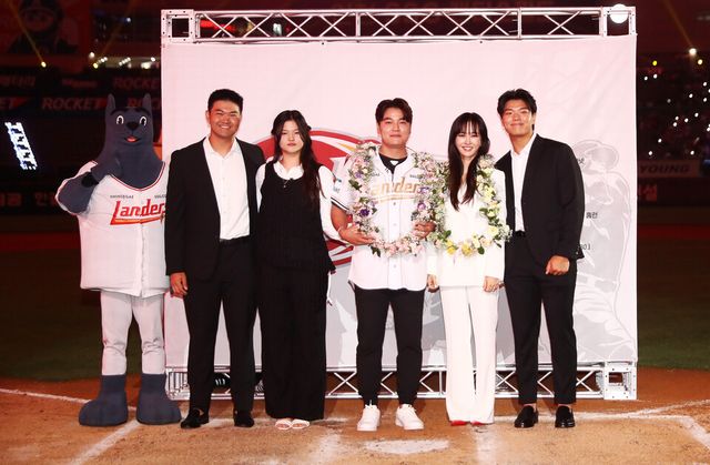 추신수 SSG 랜더스 구단주 보좌역 겸 육성총괄이 14일 인천 SSG랜더스필드에서 열린 자신의 은퇴식에서 아내 하원미, 딸 추소희 그리고 아들 추무빈·추건우와 기념 촬영하고 있다. /연합뉴스