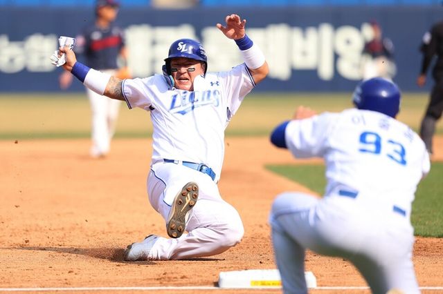 최형우가 슬라이딩하고 있다. /삼성 라이온즈 제공