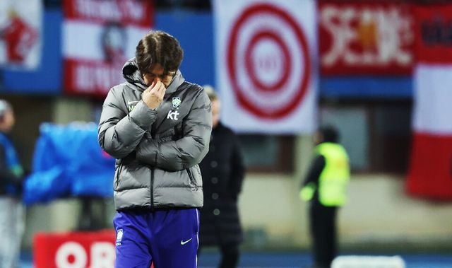 1일(한국 시각)&nbsp;오스트리아 빈 에른스트 하펠 스타디움에서 열린 한국 축구 대표팀과 오스트리아의 평가전에서 홍명보 감독이 계속되는 득점 실패에 아쉬워하고 있다. /연합뉴스