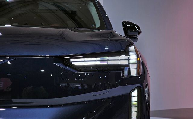 볼보 'EX90'의 토르의 망치 주간주행등(DRL)과 헤드램프./곽호준 기자