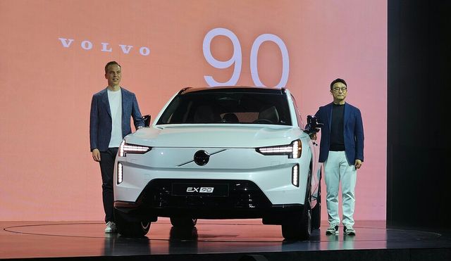 1일 인천 영종도 인스파이어 리조트에서 볼보의 차세대 순수 전기차인 준대형 스포츠유틸리티차(SUV) 'EX90'의 공개 행사에서&nbsp;이윤모 볼보자동차코리아 대표(우측)와&nbsp;에릭 세베린손 볼보자동차 최고영업책임자(COO)가 기념 촬영을 하고 있다./곽호준 기자