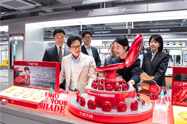 &nbsp;이재현 CJ그룹 회장(앞줄 왼쪽)이 26일 ‘올리브영 센트럴 명동 타운’ 2층에 위치한 글로벌 브랜딩 공간에서 올리브영 관계자의 설명을 듣고 있다./CJ그룹 제공.