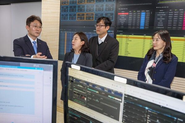 박윤영 KT 대표이사가 공식 취임 후 첫 일정으로 'KT&nbsp;네트워크·보안 관제센터'를 방문했다./KT