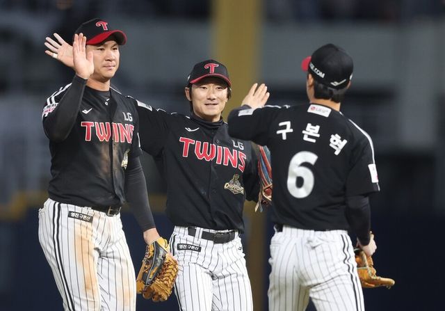 LG 선수단이 승리 후 기뻐하고 있다. /연합뉴스