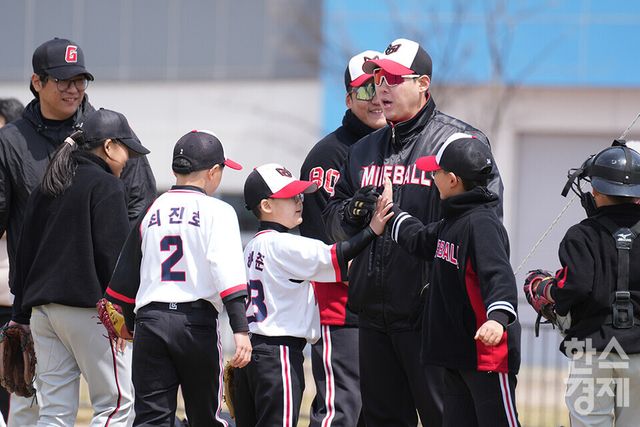 13일 충청남도 서천군 서천종합운동장 내 공설운동장(연식전용)에서 한국스포츠경제와 한스경제가 주최하고 대한유소년야구연맹이 주관하는 '제9회 한국컵 전국유소년아구대회'가 열렸다. 새싹리그 송파구마인볼 유소년야구단 이홍구 감독이 수원장안구와의 경기서 선수들을 격려하고 있다. /서천=최대성 기자 dpdaesung@sporbiz.co.kr 2025.04.13.