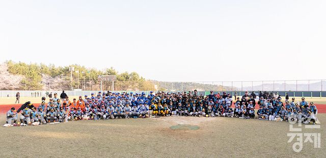 지난해 제9회 한국컵 전국유소년아구대회 시상식 후 참석한 대한유소년야구연맹 이상근 회장 등 내빈들과 모든 선수들이 기념촬영을 하고 있다. /한국스포츠경제DB