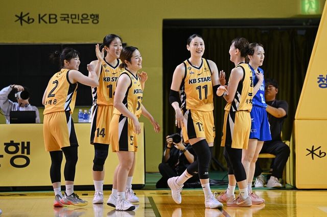 KB 선수단이 모여 기뻐하고 있다. /WKBL 제공