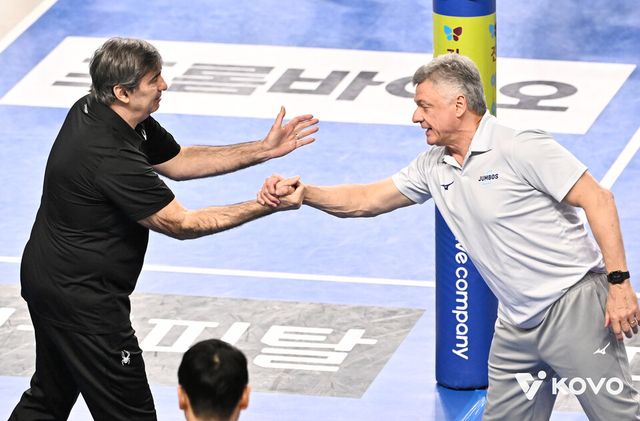 필릅 블랑 현대캐피탈 감독(왼쪽)과 헤난 달 조토 대한항공 감독. /KOVO 제공