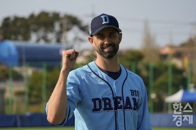 13일 충청남도 서천군 일대에서 한국스포츠경제와 한스경제가 주최하고 대한유소년야구연맹이 주관하는 '2024 한국컵 전국유소년야구대회'가 열렸다. 빅드림 유소년야구단 더스틴 니퍼트 감독이 한국스포츠경제와 인터뷰를 하고 있다. /서천=최대성 기자 dpdaesung@sporbiz.co.kr