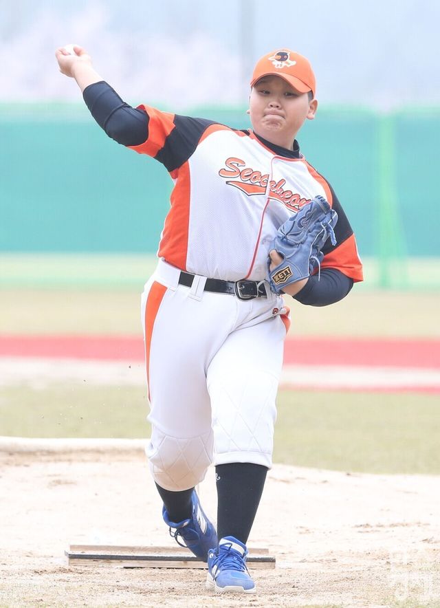 대한유소년야구연맹 소속 서천군 유소년 야구단의 선발 투수 박준연이 역투하고 있다. /이호형 기자
