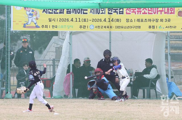 11일 충남 서천군 종합운동장에서 한국스포츠경제와 한스경제가 주최하고 대한유소년야구연맹이 주관하는 '제10회 한국컵 전국유소년아구대회'가 열렸다. 대한유소년야구연맹 소속 휘문아카데미 유소년 야구단과 JBA(연합) 야구단 꿈나무리그(휘문아카데미-JBA(연합) ) 경기가 열리고 있다./ 이호형 기자 leemario@sporbiz.co.kr 2026.04.11