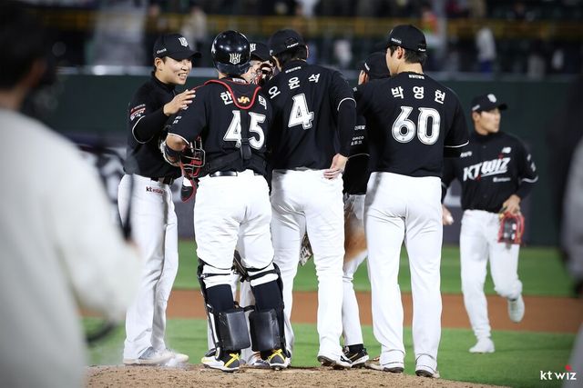 KT 위즈 선수들이 기뻐하고 있다. /구단 페이스북