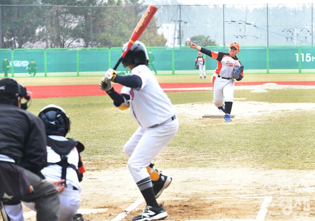 대한유소년야구연맹 소속 서천군 유소년 야구단의 선발 투수 박준연이&nbsp;완주군 유소년 야구단&nbsp;상대로 공을 던지고 있다. /이호형 기자