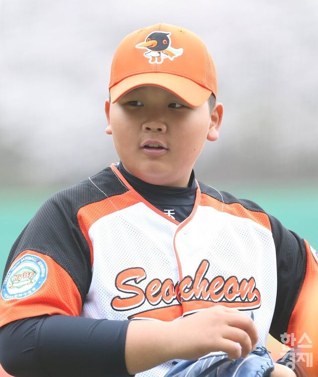 대한유소년야구연맹 소속 서천군 유소년 야구단의 박준연이 마운드에서 다부진 표정을 짓고 있다. /이호형 기자