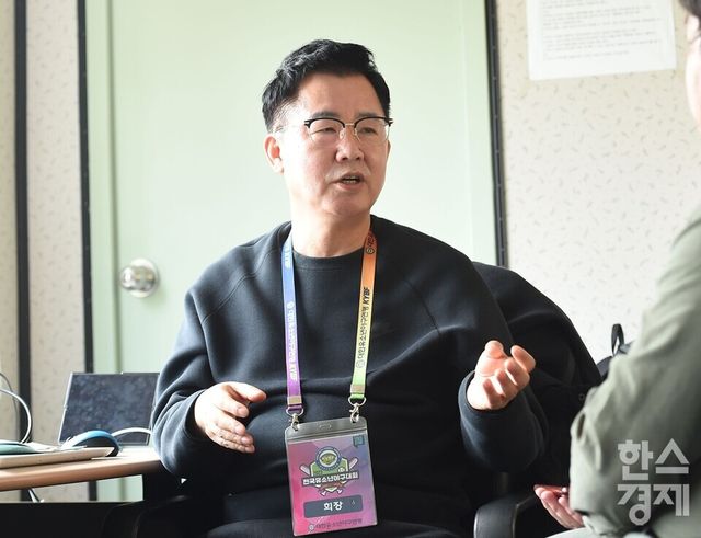 이상근 대한유소년야구연맹 회장이 12일 서천에서 본지와 인터뷰하고 있다. /이호형 기자