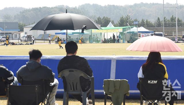 12일 충남 서천군 종합운동장에서 한국스포츠경제와 한스경제가 주최하고 대한유소년야구연맹이 주관하는 '제10회 한국컵 전국유소년아구대회'가 열렸다. 학부모들이 외야에서 대한유소년야구연맹 소속 송파구 마인볼 유소년 야구단과 남양주 야놀 유소년 야구단 꿈나무리그(청룡)(송파구마인볼-남양주야놀) 경기를 지켜보고 있다./ 이호형 기자 leemario@sporbiz.co.kr 2026.04.12