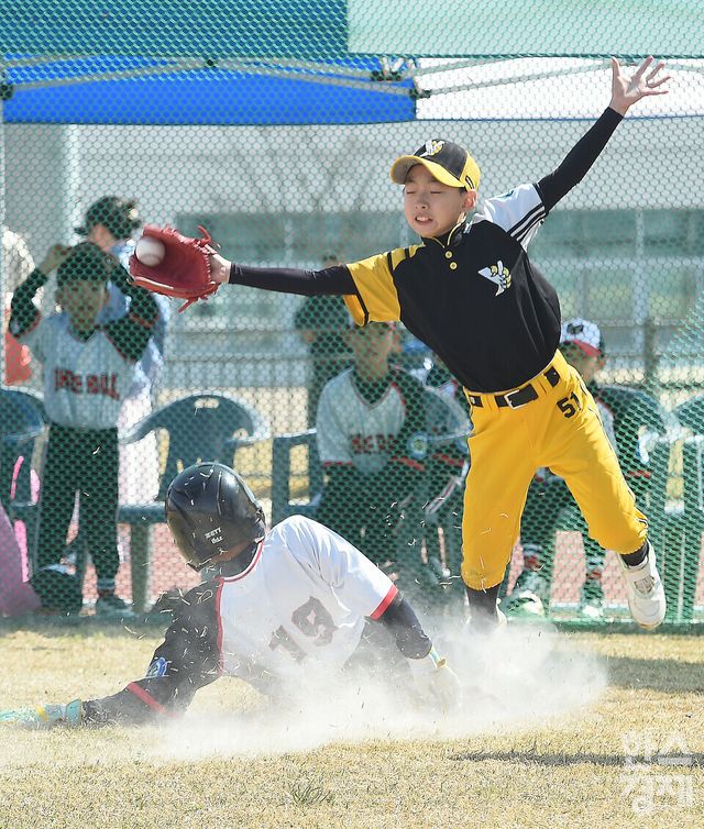 12일 충남 서천군 종합운동장에서 한국스포츠경제와 한스경제가 주최하고 대한유소년야구연맹이 주관하는 '제10회 한국컵 전국유소년아구대회'가 열렸다. 대한유소년야구연맹 소속 송파구 마인볼 유소년 야구단과 남양주 야놀 유소년 야구단 꿈나무리그(청룡)(송파구마인볼-남양주야놀) 경기. 송파구 마인볼 1회초 1사 2루서 2루주자 한빛이 패스트볼을 틈타 홈 대시 세이프 되고 있다. 홈 커버 남양주 야놀 김지후 투수/ 이호형 기자 leemario@sporbiz.co.kr 2026.04.12