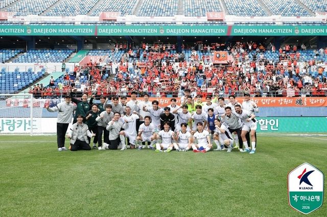 강원 선수단이 대전 원정 승리 후 기념 촬영하고 있다. /한국프로축구연맹 제공
