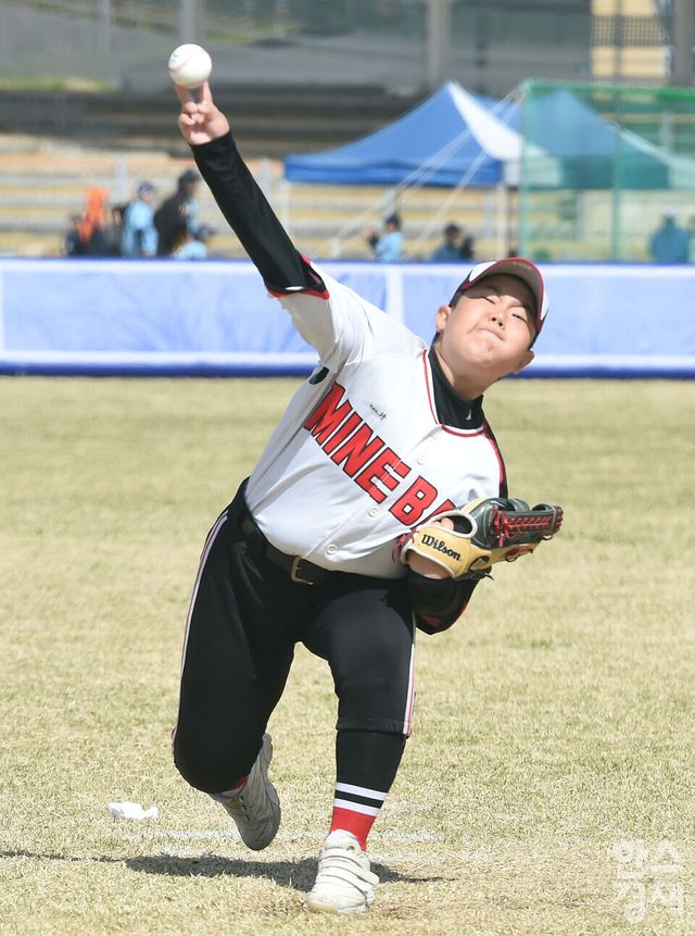 12일 충남 서천군 종합운동장에서 한국스포츠경제와 한스경제가 주최하고 대한유소년야구연맹이 주관하는 '제10회 한국컵 전국유소년아구대회'가 열렸다. 대한유소년야구연맹 소속 송파구 마인볼 유소년 야구단과 남양주 야놀 유소년 야구단 꿈나무리그(청룡)(송파구마인볼-남양주야놀) 경기에서 송파구 마인볼 선발 투수 권재한이 역투하고 있다./ 이호형 기자 leemario@sporbiz.co.kr 2026.04.12