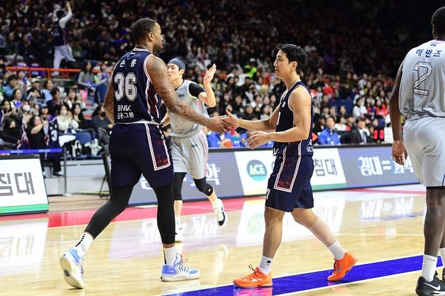 숀 롱(왼쪽)과 허훈. /KBL 제공