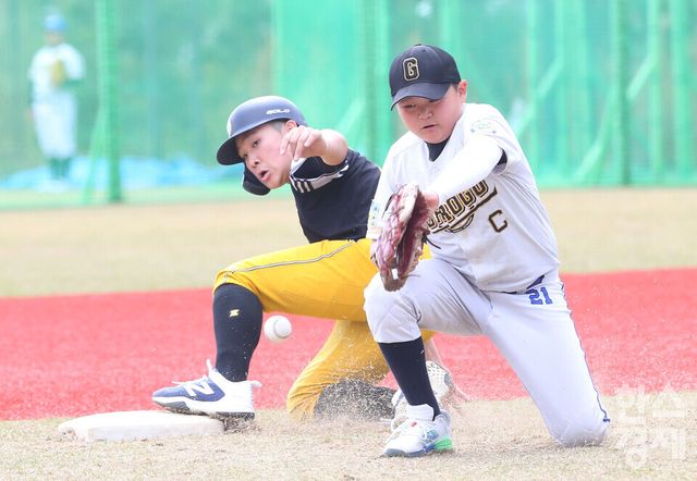 12일 충남 서천군 레포츠공원야구장에서 한국스포츠경제와 한스경제가 주최하고 대한유소년야구연맹이 주관하는 '제10회 한국컵 전국유소년아구대회'가 열렸다. 대한유소년야구연맹 소속 구로구 유소년 야구단과 남양주 야놀 유소년 야구단 유소년리그(청룡)(구로구(연)-남양주 야놀) 경기. 남양주 야놀 이새찬이 3회초 1사 이서준 타석때 2루 도루에 성공하고 있다. 구로구 유격수는 권우진/ 이호형 기자 leemario@sporbiz.co.kr 2026.04.12