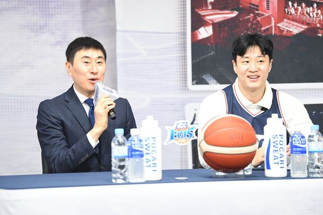 이상민(왼쪽) KCC 감독과 허웅이 미디어데이에 참석해 발언하고 있다. /KBL 제공