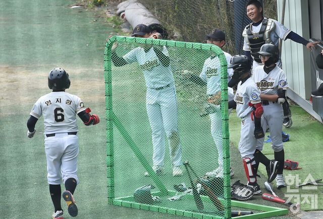 12일 충남 서천군 레포츠공원야구장에서 한국스포츠경제와 한스경제가 주최하고 대한유소년야구연맹이 주관하는 '제10회 한국컵 전국유소년아구대회'가 열렸다. 대한유소년야구연맹 소속 구로구 유소년 야구단과 남양주 야놀 유소년 야구단 유소년리그(청룡)(구로구(연)-남양주 야놀) 경기.구로구 염지훤이 3회말 1사서 우월 솔로 홈런을 날리고 더그아웃에서 환영을 받고 있다./ 이호형 기자 leemario@sporbiz.co.kr 2026.04.12